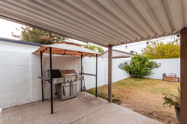 Building Photo - 2744 E Windrose Dr