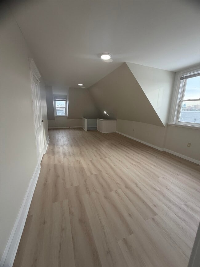 Building Photo - 70 Charles St