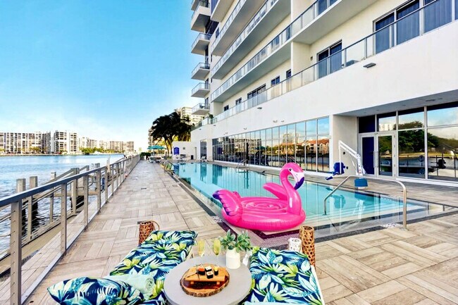 Building Photo - 4010 S Ocean Dr