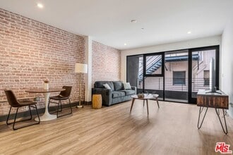 Building Photo - 932 S Hill St