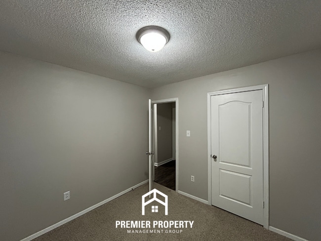 Building Photo - 3760 Ivanhoe Dr