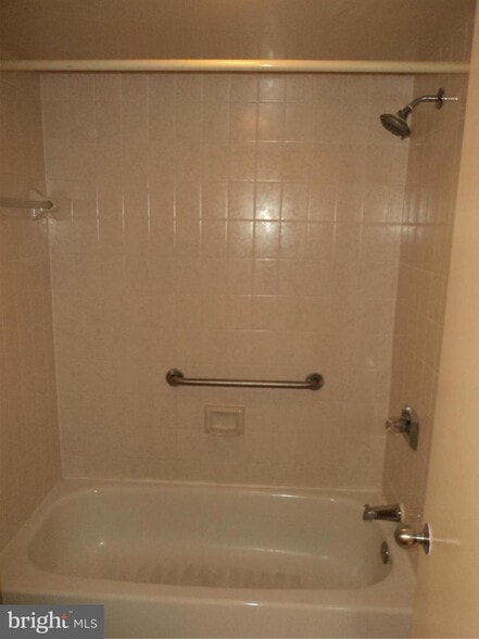 Shower with tub - 5505 Seminary Rd