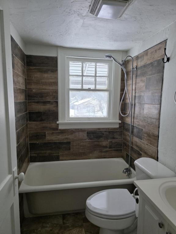 Building Photo - 1028 Clearview St NW