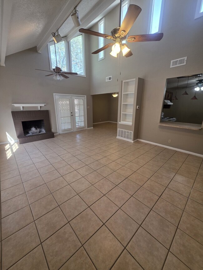 Building Photo - 2 story townhome, 3 bed 2 bath