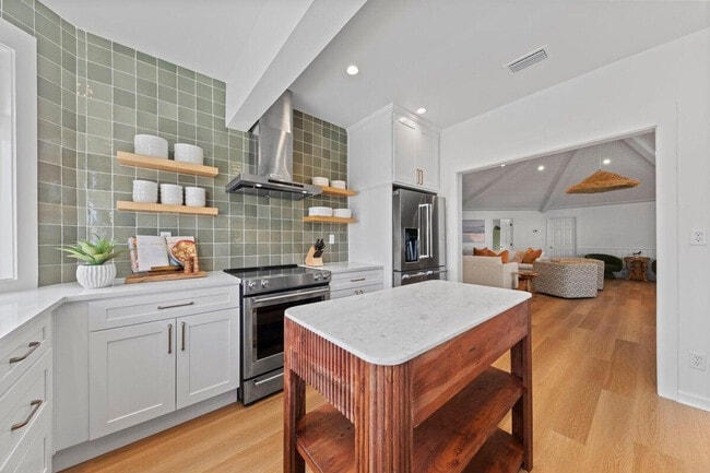 Building Photo - 169 Pompano St