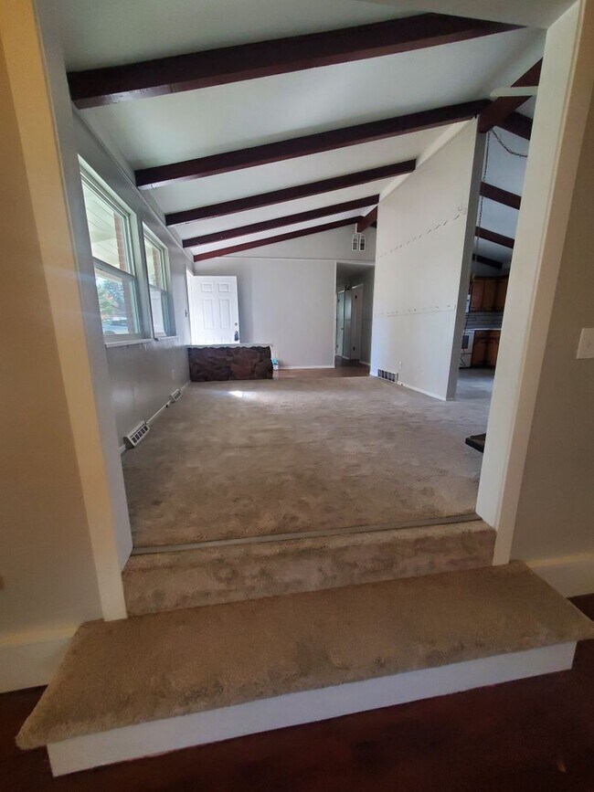 Building Photo - Spacious Ranch Style 4 BR Available in Aug...