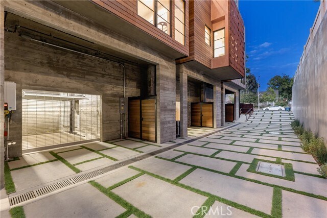 Building Photo - 1035 N Vista St