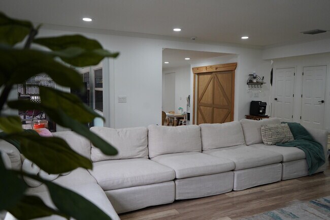 Building Photo - 7131 Oakmont Dr