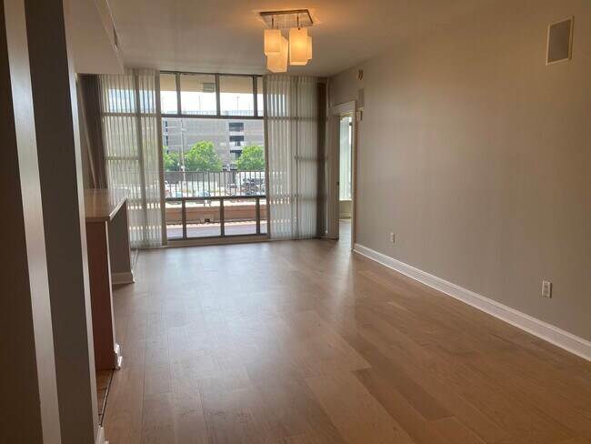 Building Photo - 250 Park Avenue W NW