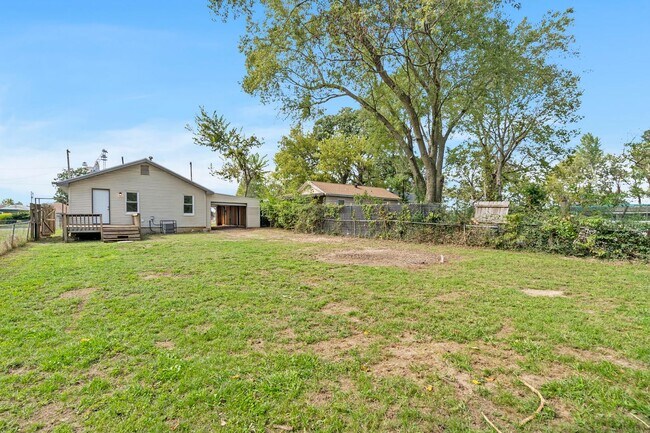 Building Photo - Charming and remodeled 2 Bed | 1 Bath Home...