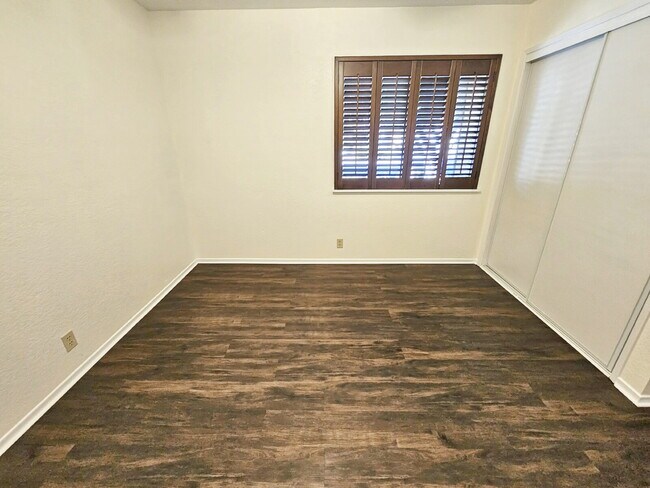 Building Photo - 413 Mt Rainier Pl