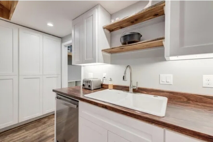 White ceramic kitchen double sink - 4327 Ohio Garden Rd