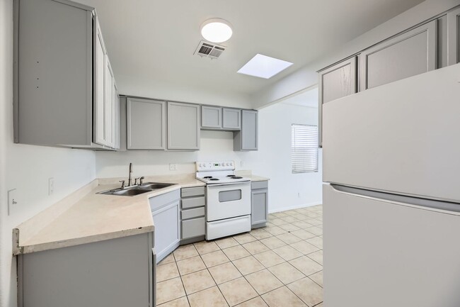 Building Photo - Charming 1 Bed 1 Bath Home in North Las Vegas