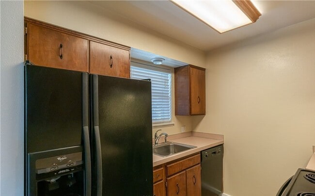 Building Photo - Beautiful 1 bed/1 bath condo, located clos...