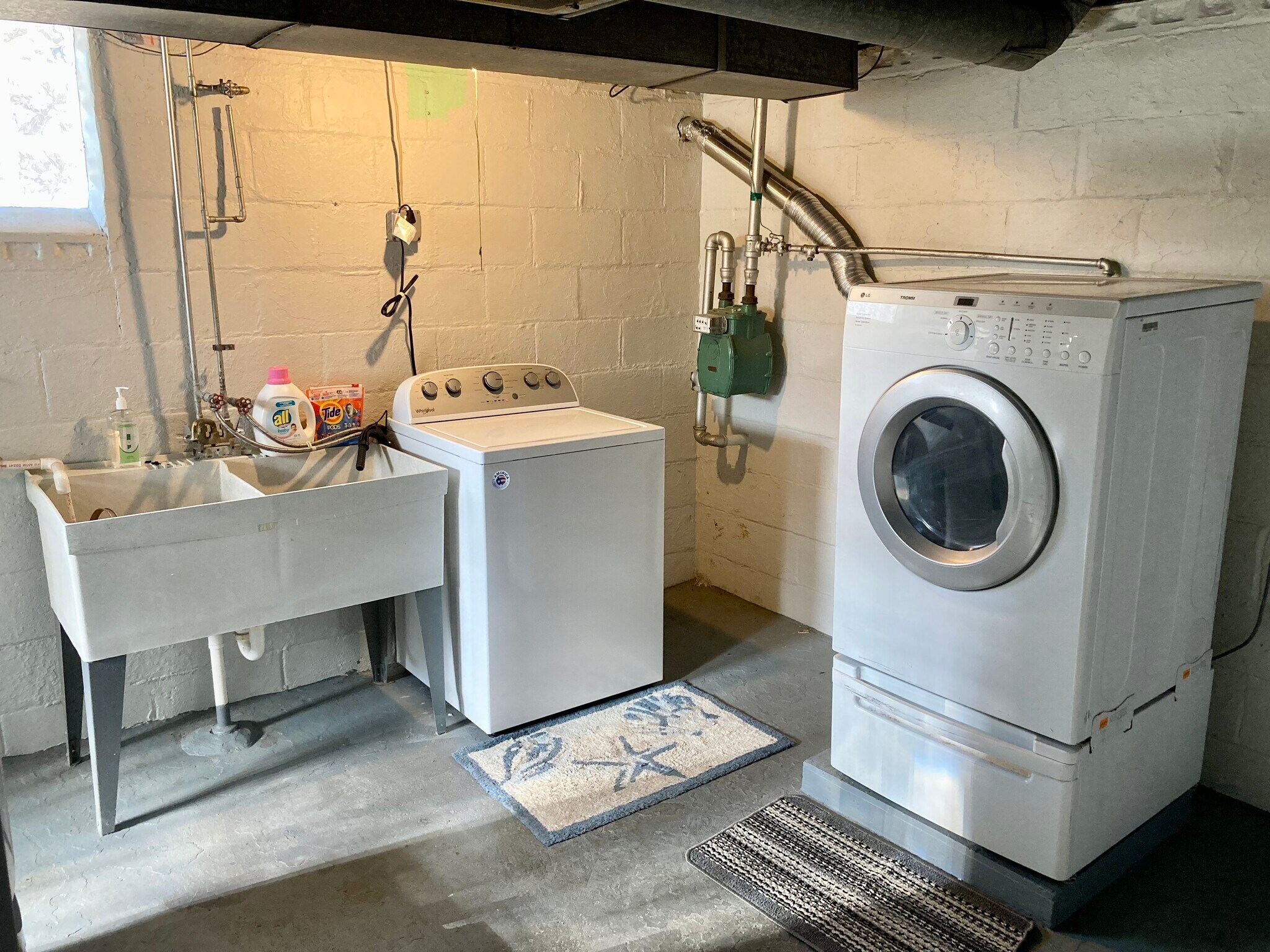 Building Photo - 144 Oak St