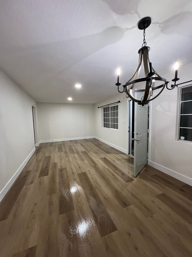 Building Photo - Dinuba Home! Coming Soon!