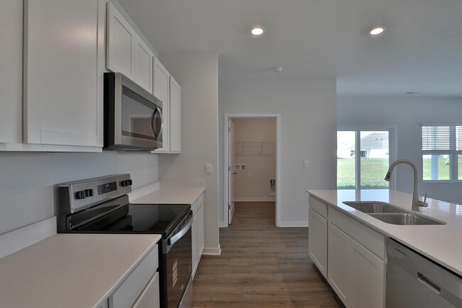 Building Photo - 738 Maria Dr