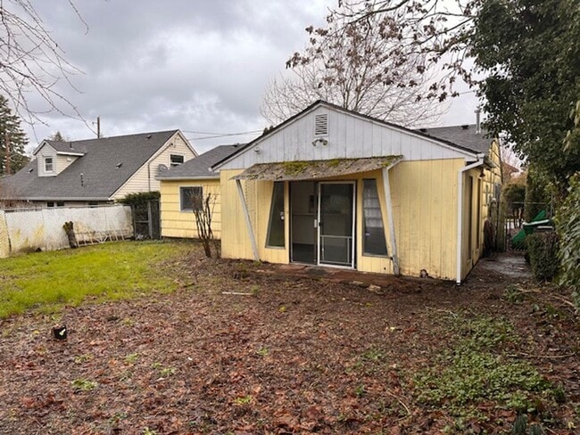Building Photo - $500 Move-In Special | Kenton 3-Bed, 2-Bath Home with Yard & Washer/Dryer