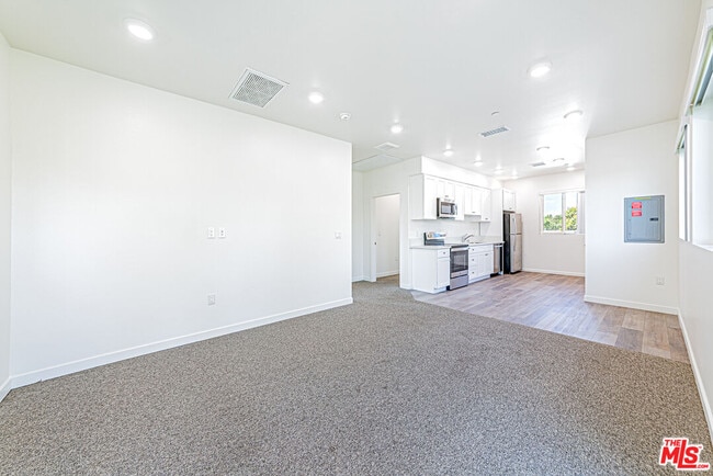 Building Photo - 5912 Satsuma Ave