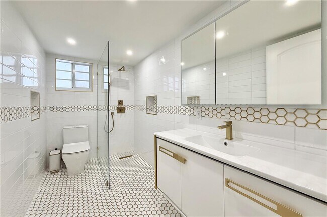 Building Photo - 4122 Collins Ave
