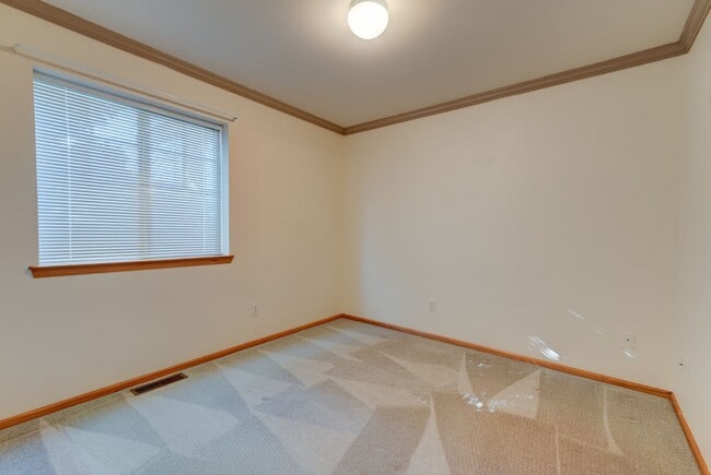 Building Photo - Single Level 3 Bed 2 Bath Home