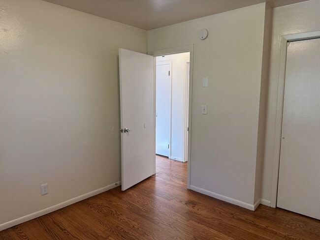 Building Photo - 1025 W Parkway Ave