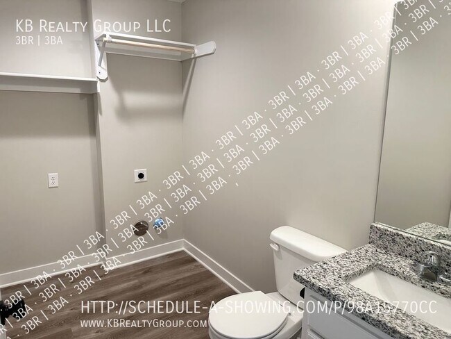 Building Photo - Brand New 3 Bed Duplex in Downtown Blue Sp...