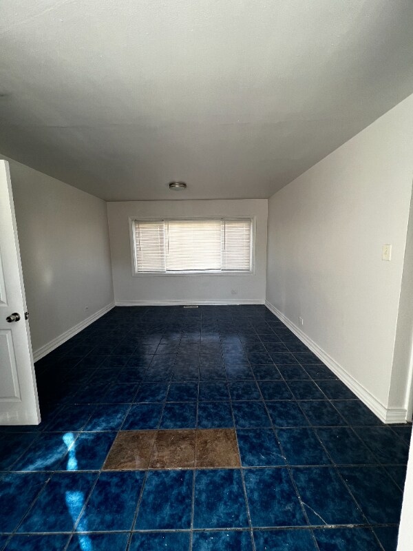 Building Photo - 9136 S Anthony Ave