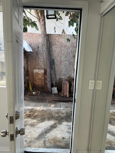 door to private patio - 4917 S San Pedro St
