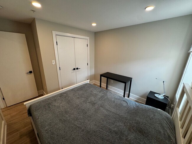 Building Photo - Discover this beautifully renovated 2BD/2B...