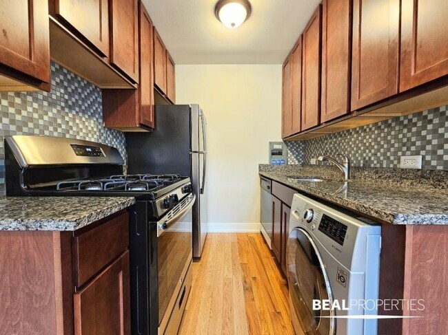 Building Photo - 0 bedroom in CHICAGO IL 60657