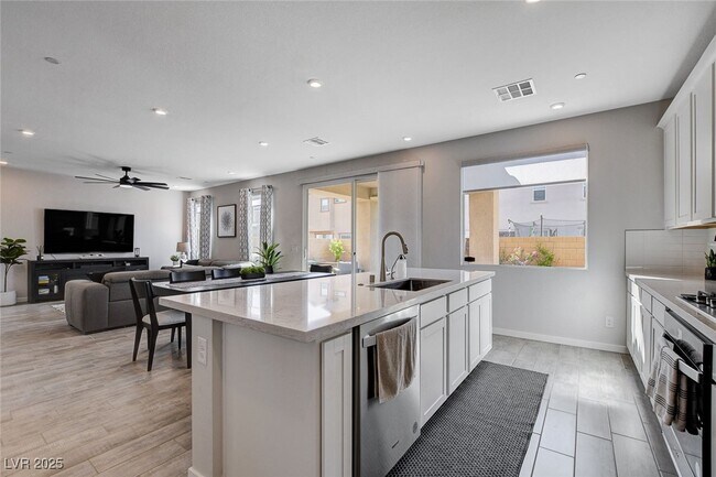 Building Photo - 871 Benning St