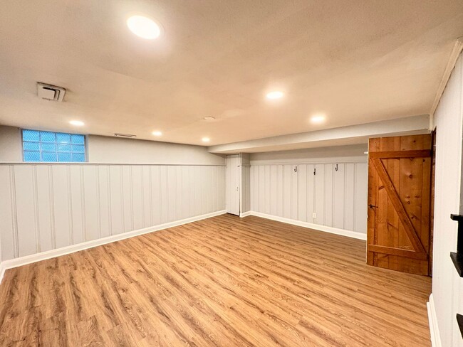 Building Photo - Spacious Townhome with Updated Kitchen & P...