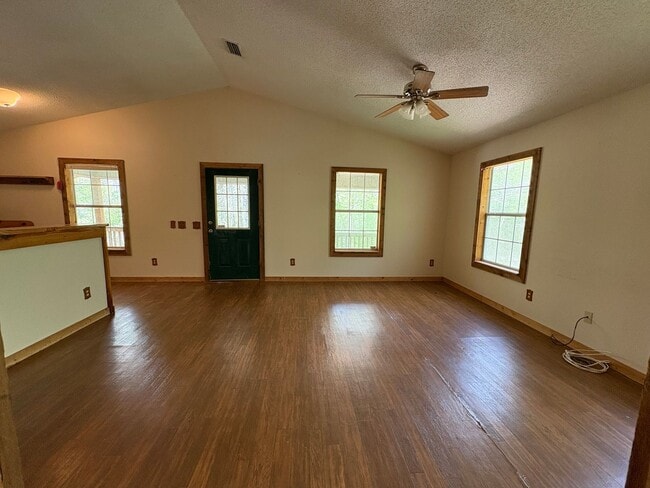 Building Photo - Cozy 2 Bedroom Retreat Available SOON!