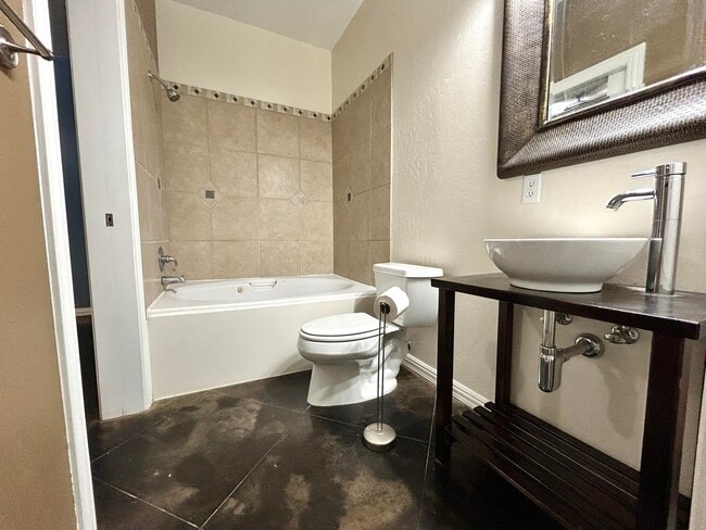 Building Photo - 1001 Pinzon St NW