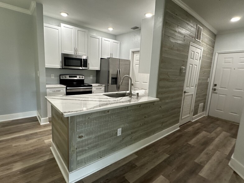 Building Photo - 10123 Courtney Palms Blvd