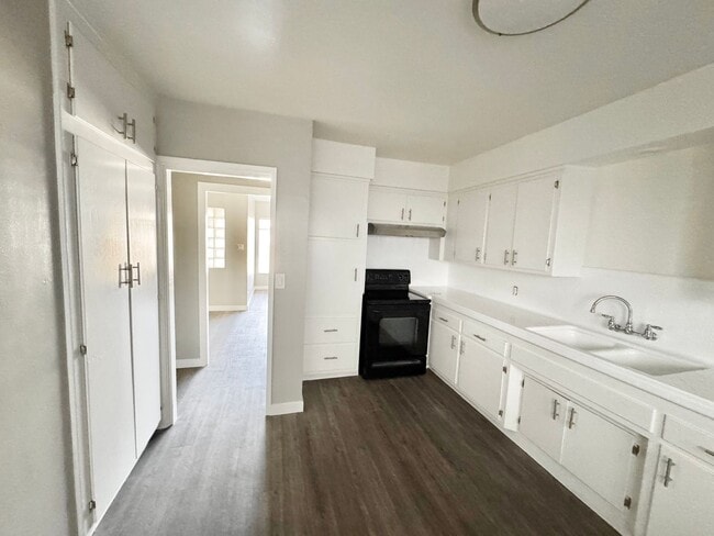 Building Photo - 3554 Brenton Ave