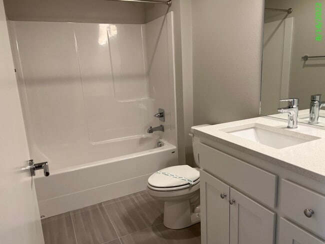 Building Photo - Beautiful, Newer Townhome!  Walking distance to many amenities.