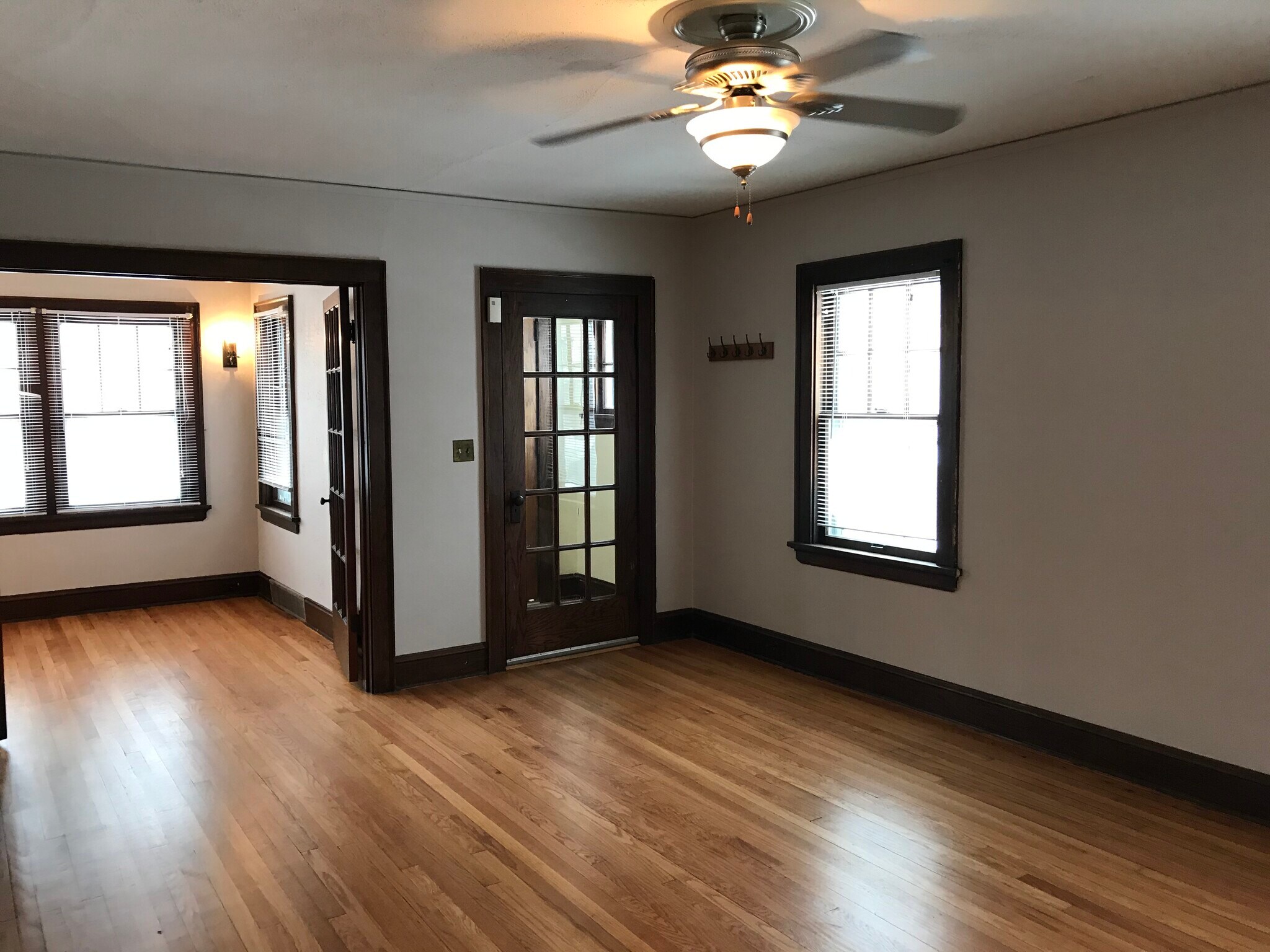 Living/Den - 1105 Emerald St