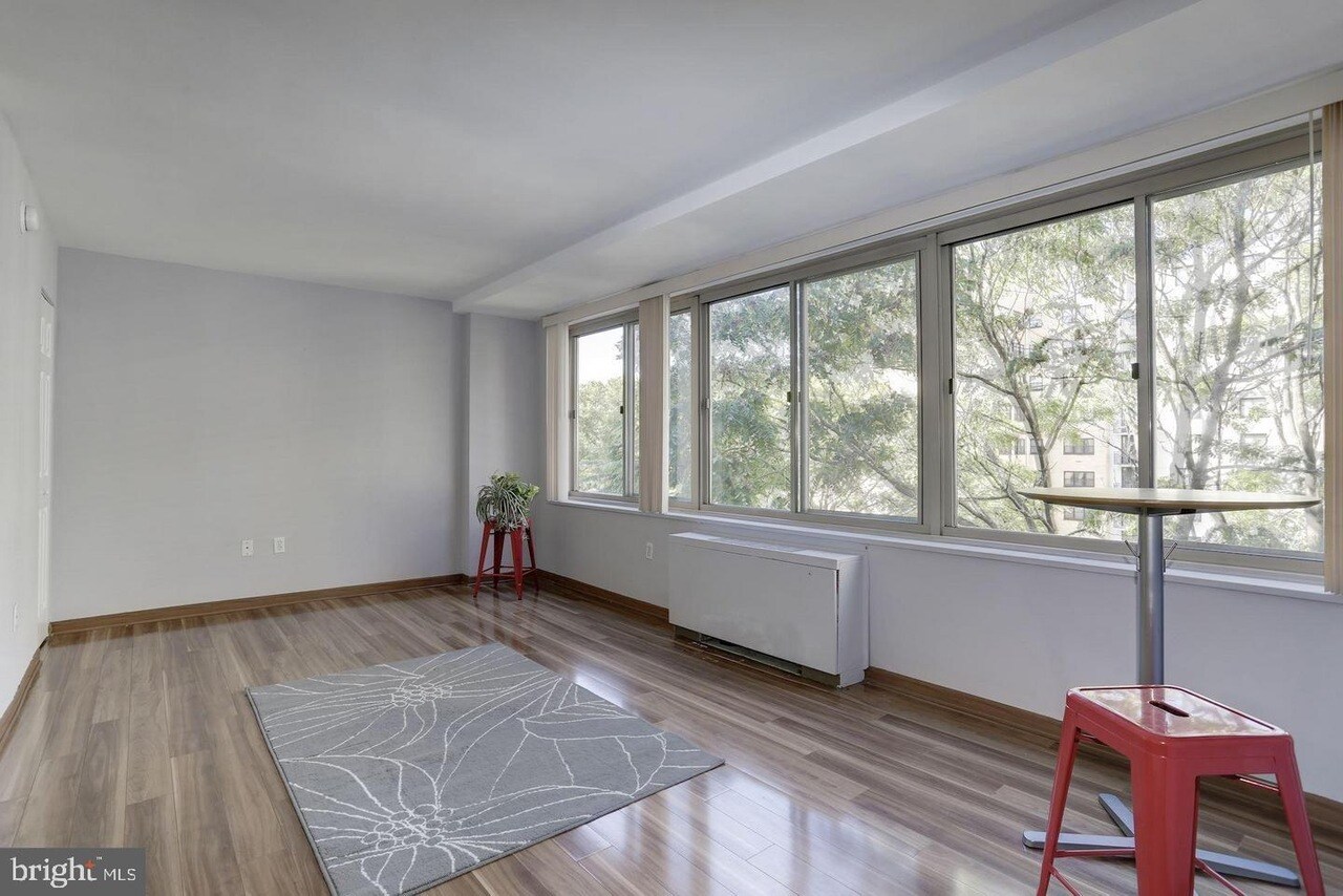 living space w/o furniture - 922 24th St NW