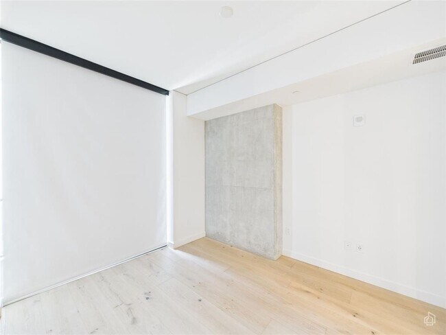 Building Photo - 610 Davis St