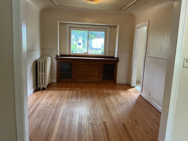 Building Photo - 3 bedroom single family home with off stre...
