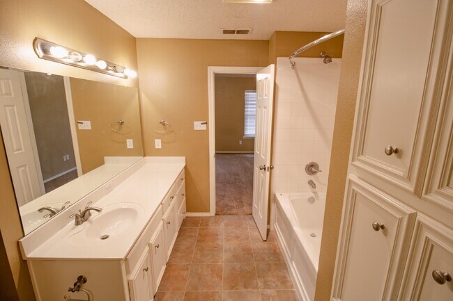 Building Photo - House Located Near Shadow Hills Golf Course