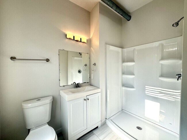Building Photo - 4 bed/2 full bath Rental on Warner - Mins ...