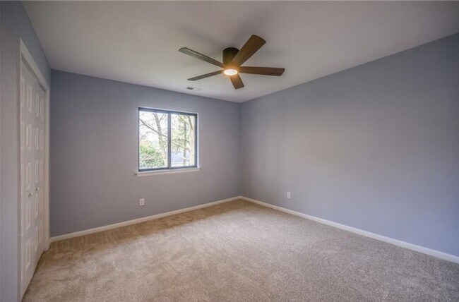 Building Photo - Fully renovated 4BR, 2.5BA home in the highly desired Great Neck Meadows!