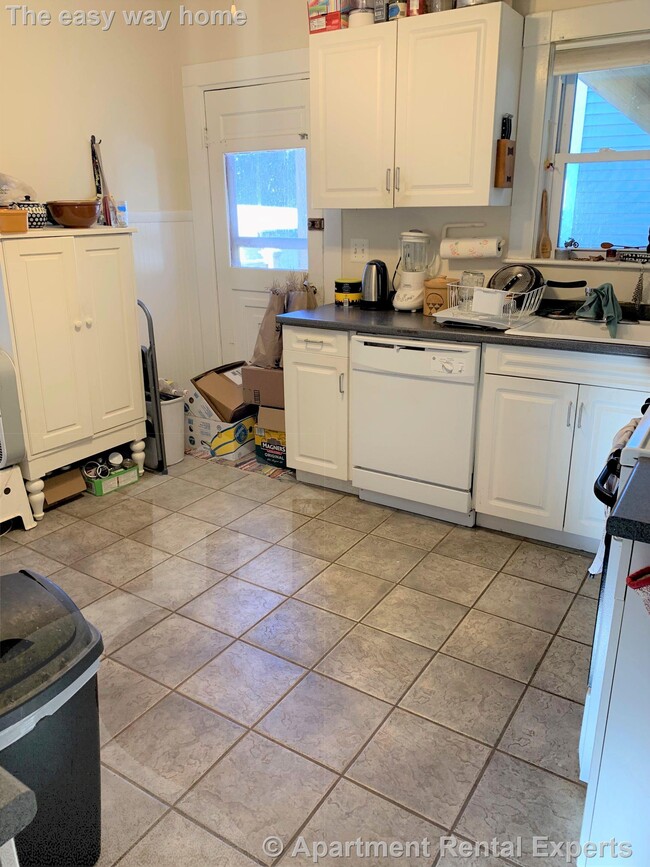 Building Photo - 68 Alpine St