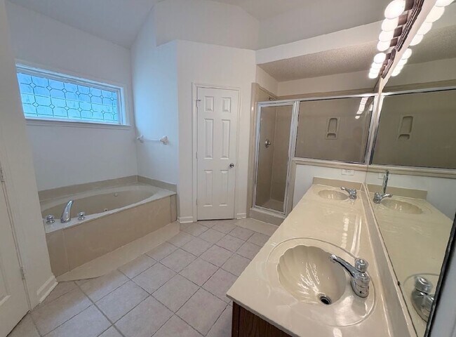 Building Photo - 3 bed, 3 bath with a bonus area over 2,000 Sq/ft in Cordova