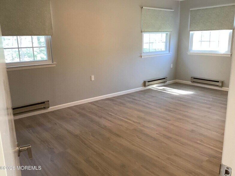 Large primary bedroom - 7B Ivy St