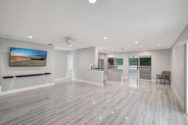 Building Photo - 5846 Mirror Lakes Blvd