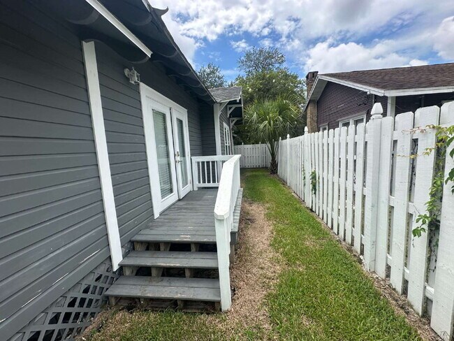 Building Photo - Beutifully Updated 2 Bedroom Home in Dixieland Community in South Lakeland